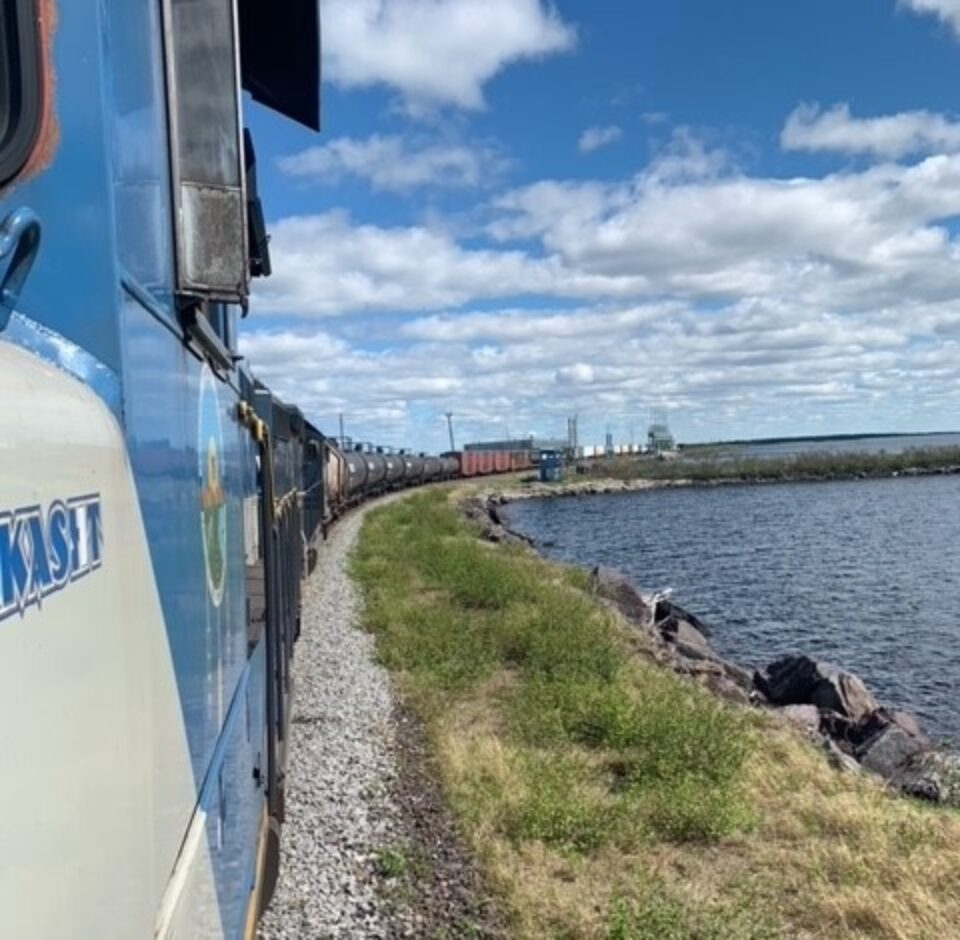Vue latérale d'un train du chemin de fer de Tshiuetin