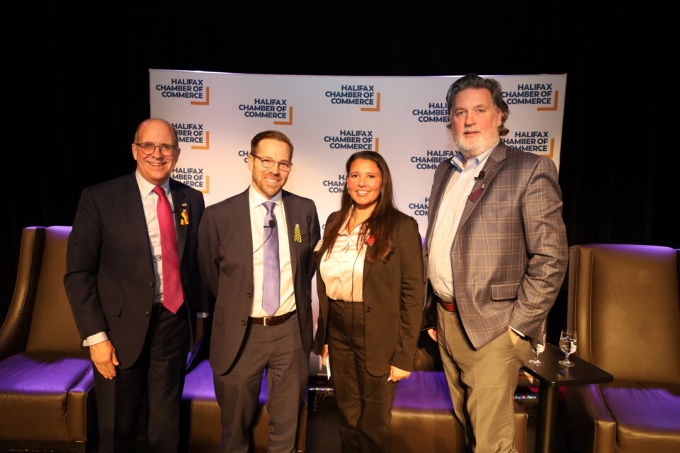 (de gauche à droite) Patrick Sullivan, président et chef de la direction de la Chambre de commerce de Halifax, Ehren Cory, président-directeur général de la BIC, Crystal Nicholas, présidente et directrice générale intérimaire de WMA, et Peter Gregg, président-directeur général de Nova Scotia Power Inc.