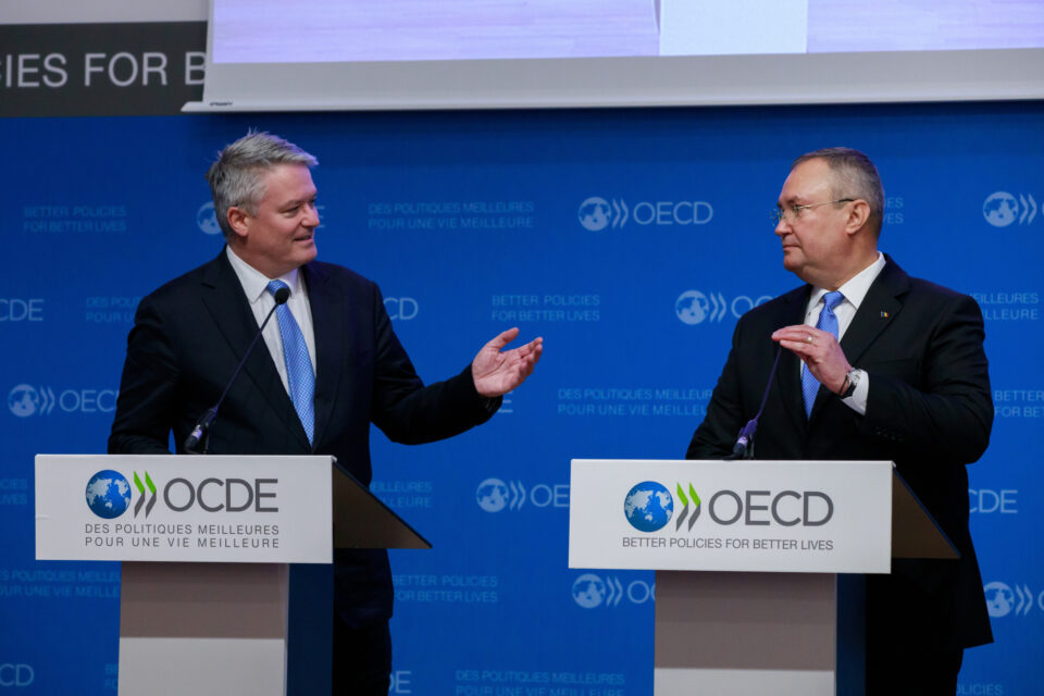 Le secrétaire général de l' OCDE Mathias Cormann et la première ministre Nicolae Ciucă Roumanie à l'OCDE
