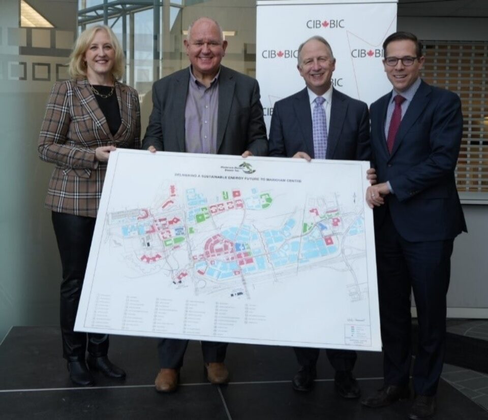 Lisa Raitt, vice-présidente des services bancaires d'investissement internationaux, CIBC; Frank Scarpitti, maire de Markham; Bruce Ander, président et chef de la direction de Markham District Energy; et Ehren Cory, PDG de la BIC