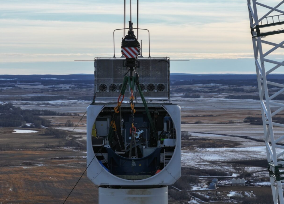 Installation d’une éolienne dans le cadre du projet d’énergie éolienne Bekevar à Kipling, en Saskatchewan. La construction du projet de 200 mégawatts impliquant la Première Nation de Cowessess devrait s’achever cet été.