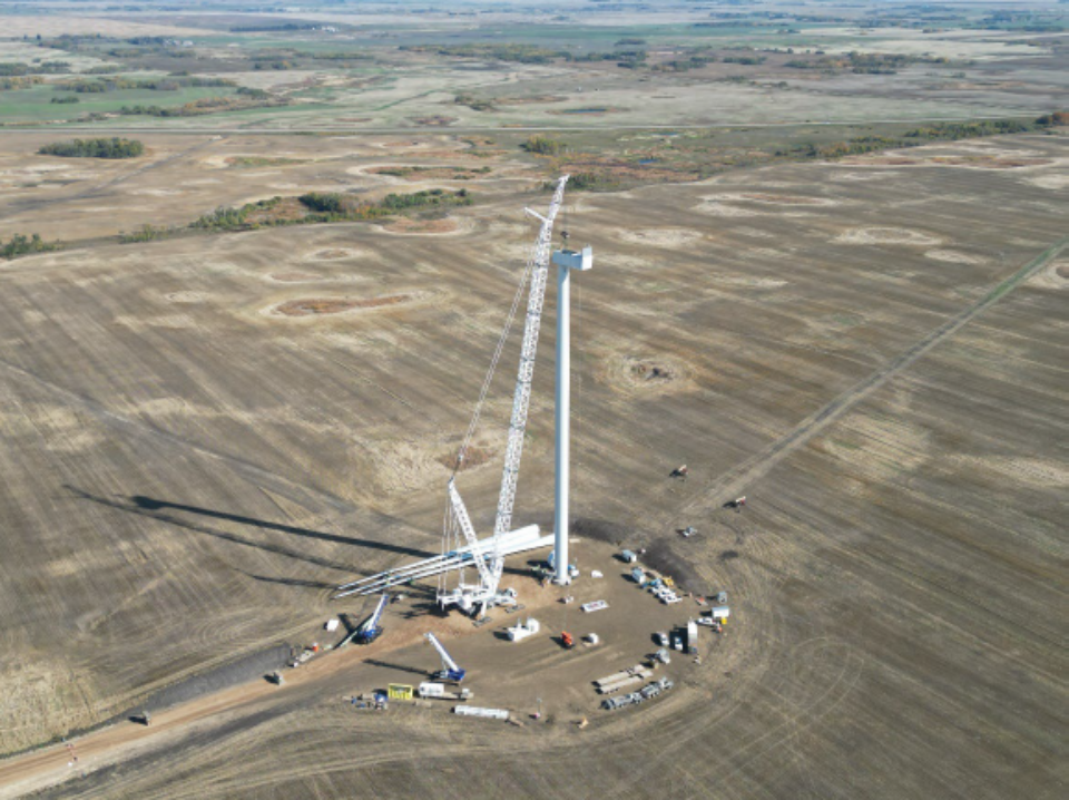Installation d’une éolienne dans le cadre du projet d’énergie éolienne Bekevar à Kipling, en Saskatchewan. La construction du projet de 200 mégawatts impliquant la Première Nation de Cowessess devrait s’achever cet été.