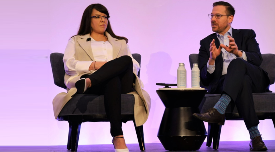 La cheffe Sharleen Gale et Ehren Cory, président-directeur général de la BIC, sont assis sur une scène pour discuter des défis liés aux infrastructures autochtones lors de la conférence de la First Nations Major Projects Coalition.